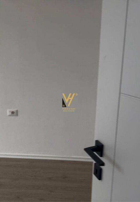 JEPET ZYRE 65 M2 ME QERA TEK RRUGA RIZA CEROVA 450 EURO