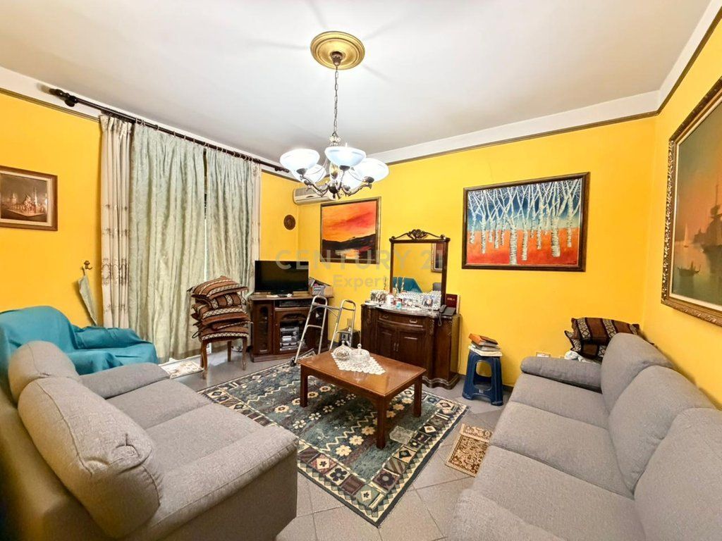 VENDIAMO APPARTAMENTO 1+1 VICINO ALLA SCUOLA ROSSA!! 150.000 €