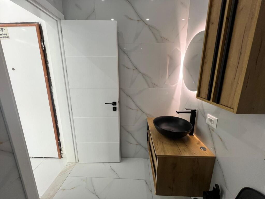 Jepet apartament me qera 1+1 pamje deti