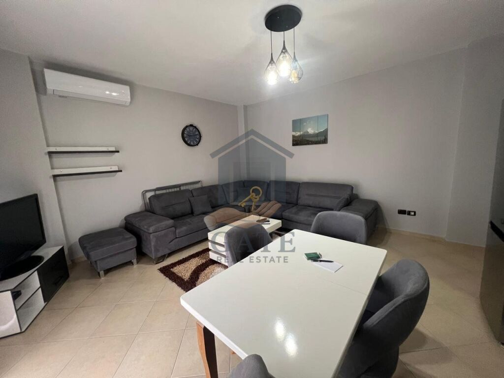 Appartamento 1+1 in affitto nella zona di Shkëmbi a Kavaja, vicino all'Hotel Majestic, in prima linea con il mare.