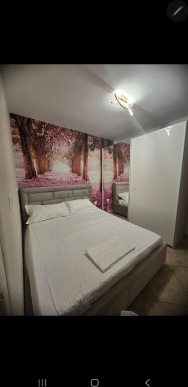 Jepet me qera Apartamenti 1+1 , rruga e Barrikadave pas Maternitetit te Vjeter 650 Mije leke - Widok 3
