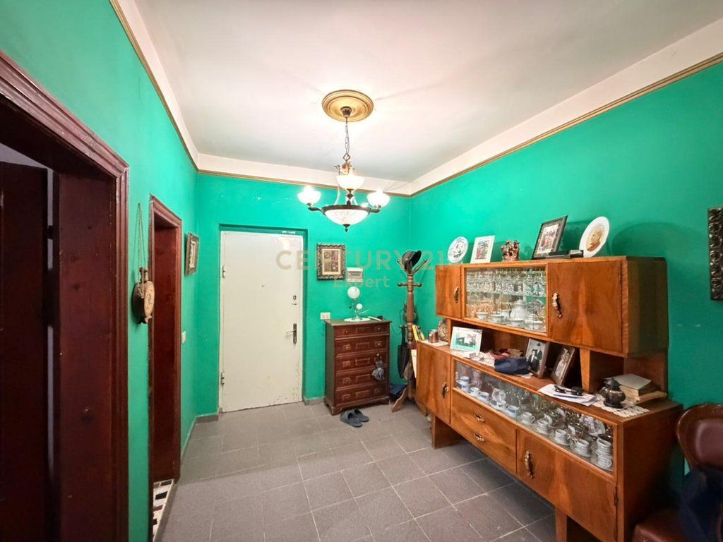 VENDIAMO APPARTAMENTO 1+1 VICINO ALLA SCUOLA ROSSA!! 150.000 €