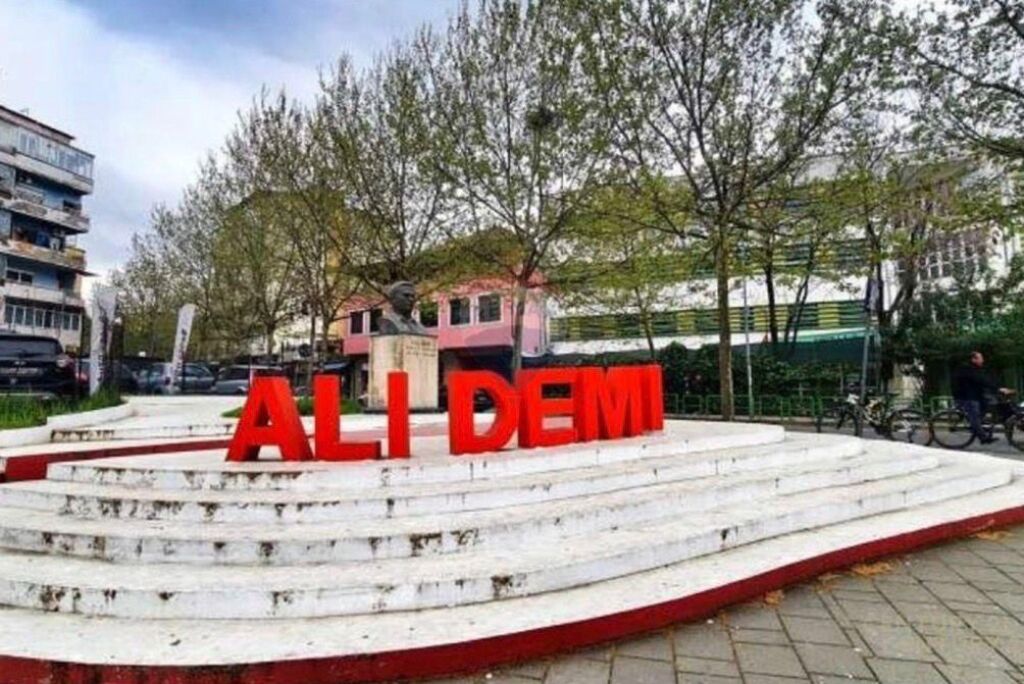 Negozio in Affitto all'inizio di Via Ali Demi