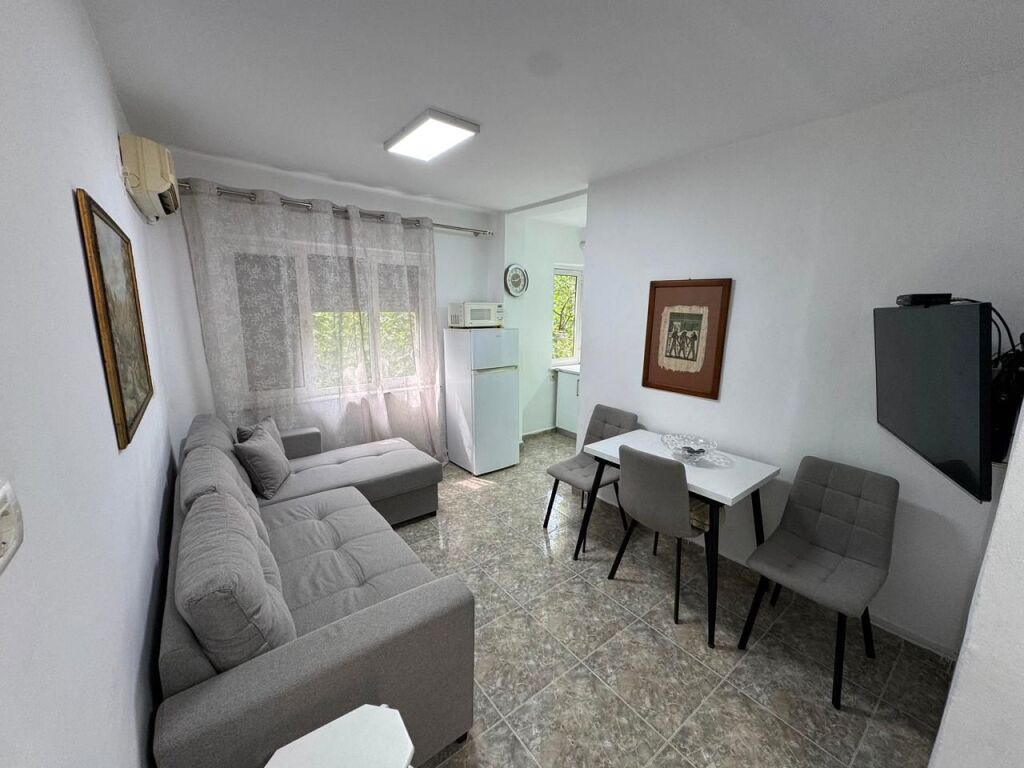 🏡Apartment 2+1 for rent🏡  📍 Near the University of Medicine, Rruga e Dibrës💰 Price: 50,000 lek/month