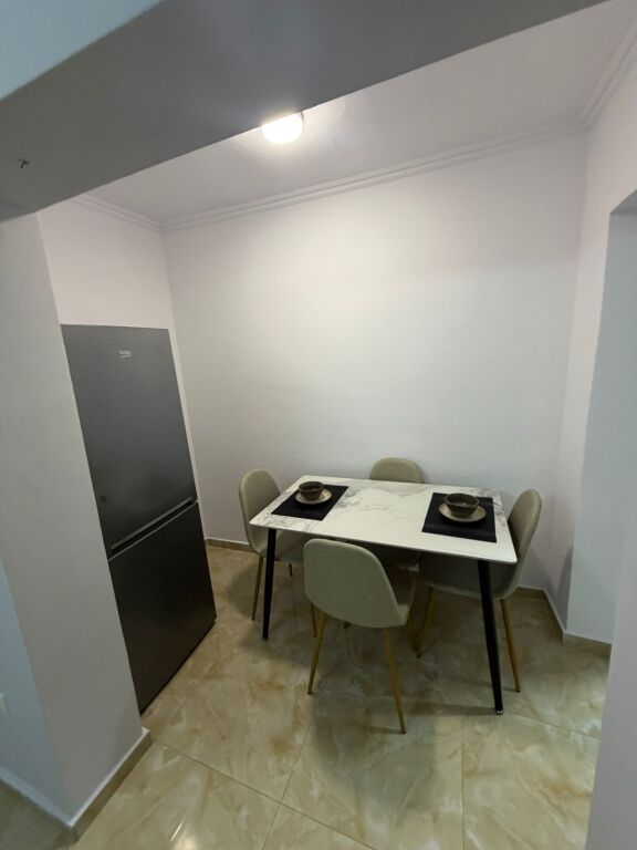 🏡 Appartamento 1+1 in Affitto da Irfan Tomini, al Palazzo con Freccia