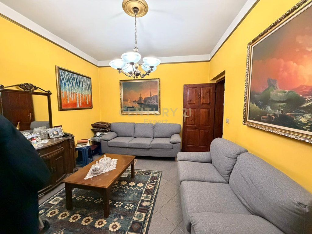 VENDIAMO APPARTAMENTO 1+1 VICINO ALLA SCUOLA ROSSA!! 150.000 €