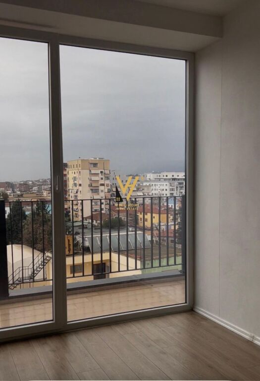 JEPET ZYRE 65 M2 ME QERA TEK RRUGA RIZA CEROVA 450 EURO