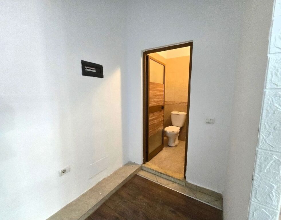 Negozio in affitto in Myslym Shyr piano terra