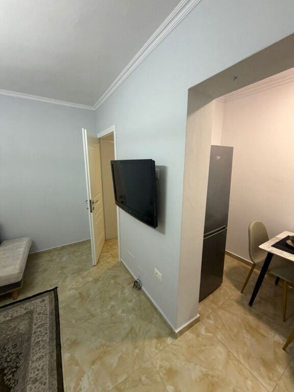🏡 Appartamento 1+1 in Affitto da Irfan Tomini, al Palazzo con Freccia