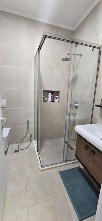 Appartamento 1+1+1 con balcone in affitto, 55 m², in via Barrikadave