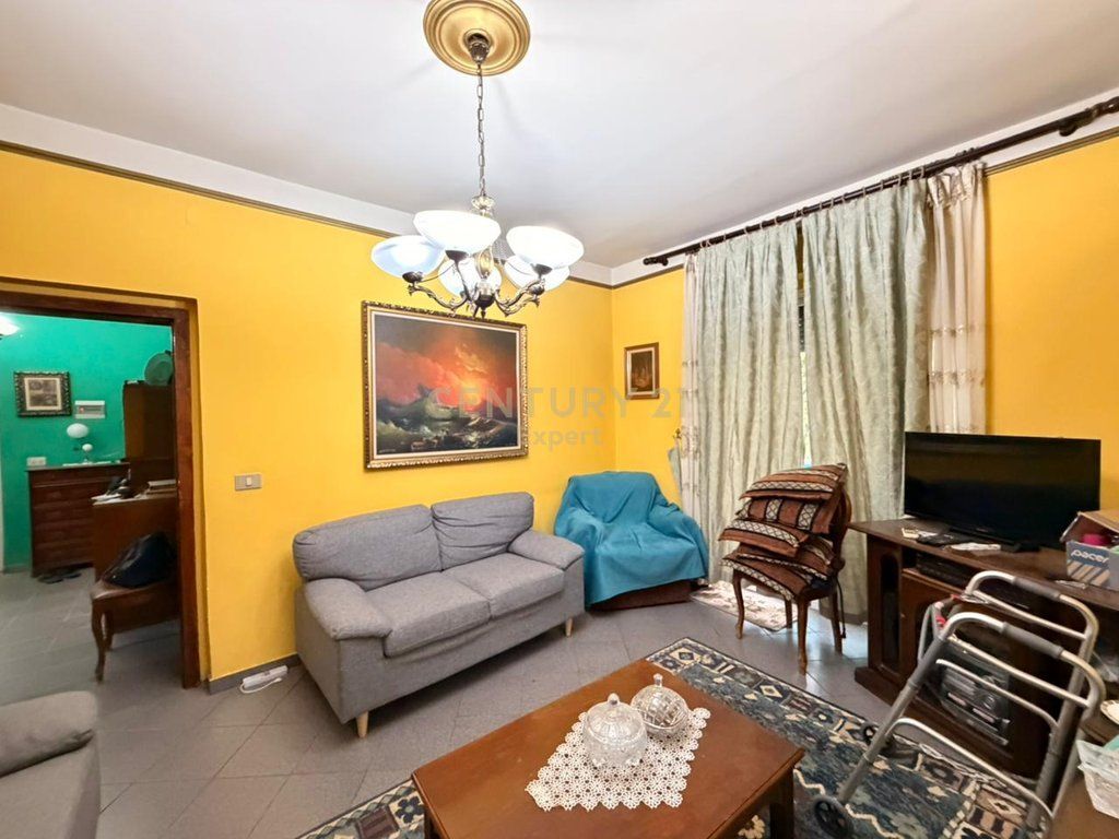 VENDIAMO APPARTAMENTO 1+1 VICINO ALLA SCUOLA ROSSA!! 150.000 €