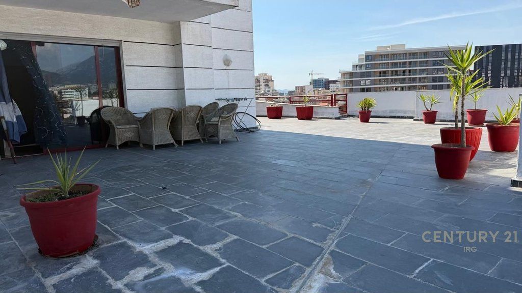 APARTAMENT 2+1 PRANE GJIMNAZIT PARTIZANI!