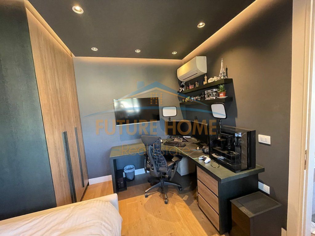 Shitet, Apartament 3+1, Komuna e Parisit, Tiranë.