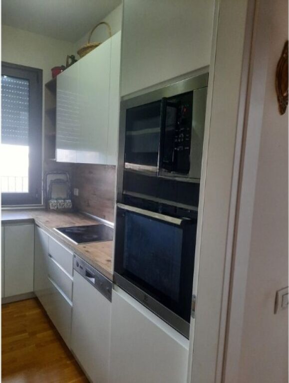 🏡 Appartamento 1+1 in Affitto – VIA DELLE BARRICATE – CENTRO, TIRANA! 700 €/Mese