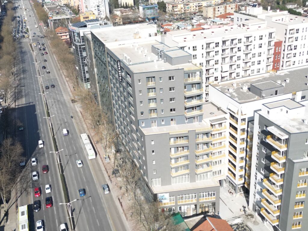 Full floor for rent - 4 apartments + parking – Laprakë