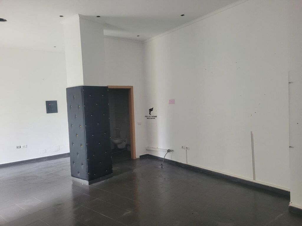SHOP FOR RENT 44M2 FORMER PARK 50,000 LEKE FH-74809