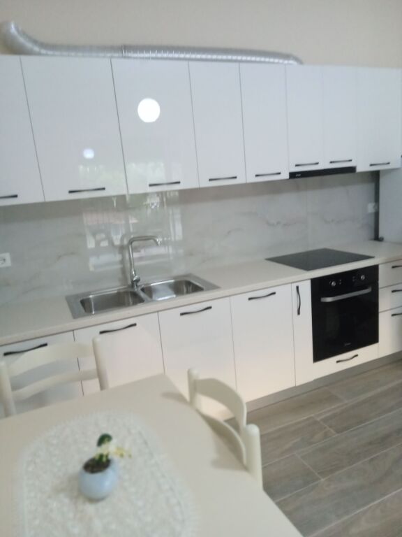 🏡 IN AFFITTO – APPARTAMENTO 1+1 | LUNGOMARE, VLORË 🌊