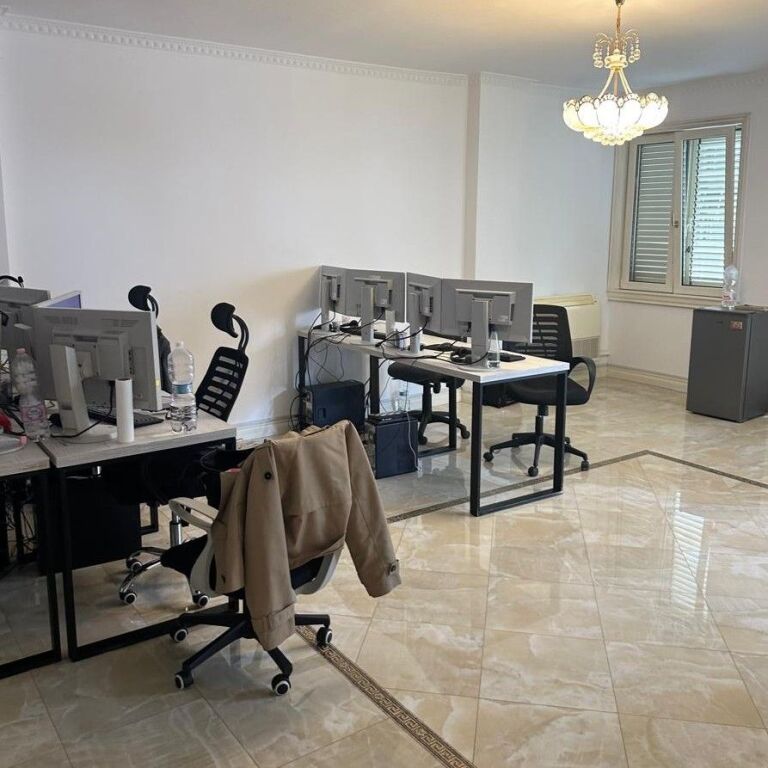 🏢✨ Zyrë me Qira – 3 Ambiente Pune në Blloku ✨🏢