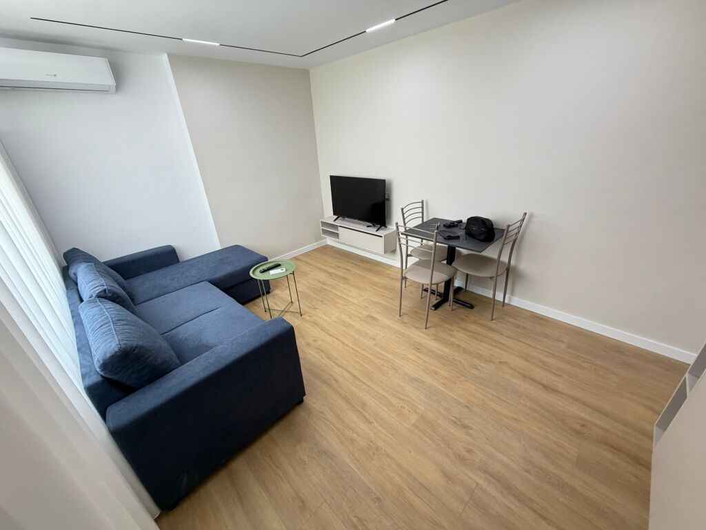 🏡 Super Appartamento 1+1 in Vendita  📍 Presso la Scuola di Balletto, di fronte al Ponte Tabakëve 🏢 3° piano, edificio esistente, senza ascensore 📐 Superficie: 40,5 m² interna 📄 Con atto di proprietà, possibilità di acquisto con credito ✨ Totalmente investito ✨ Ottima posizione, ideale per abitare o investimento  💶 Prezzo: 133.000 €