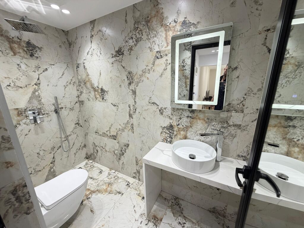 🏡 Super Appartamento 1+1 in Vendita  📍 Presso la Scuola di Balletto, di fronte al Ponte Tabakëve 🏢 3° piano, edificio esistente, senza ascensore 📐 Superficie: 40,5 m² interna 📄 Con atto di proprietà, possibilità di acquisto con credito ✨ Totalmente investito ✨ Ottima posizione, ideale per abitare o investimento  💶 Prezzo: 133.000 €