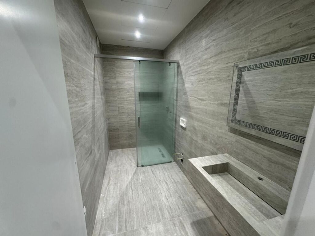 Shitet Apartament 3+1+2 tek Liqeni i Thate