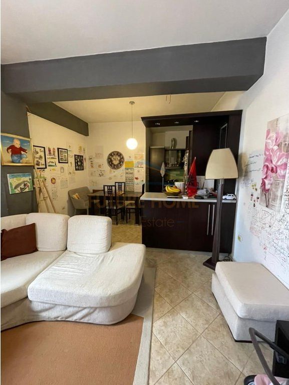 Shitet, Apartament 2+1 , Rruga e Kavajës,Tiranë