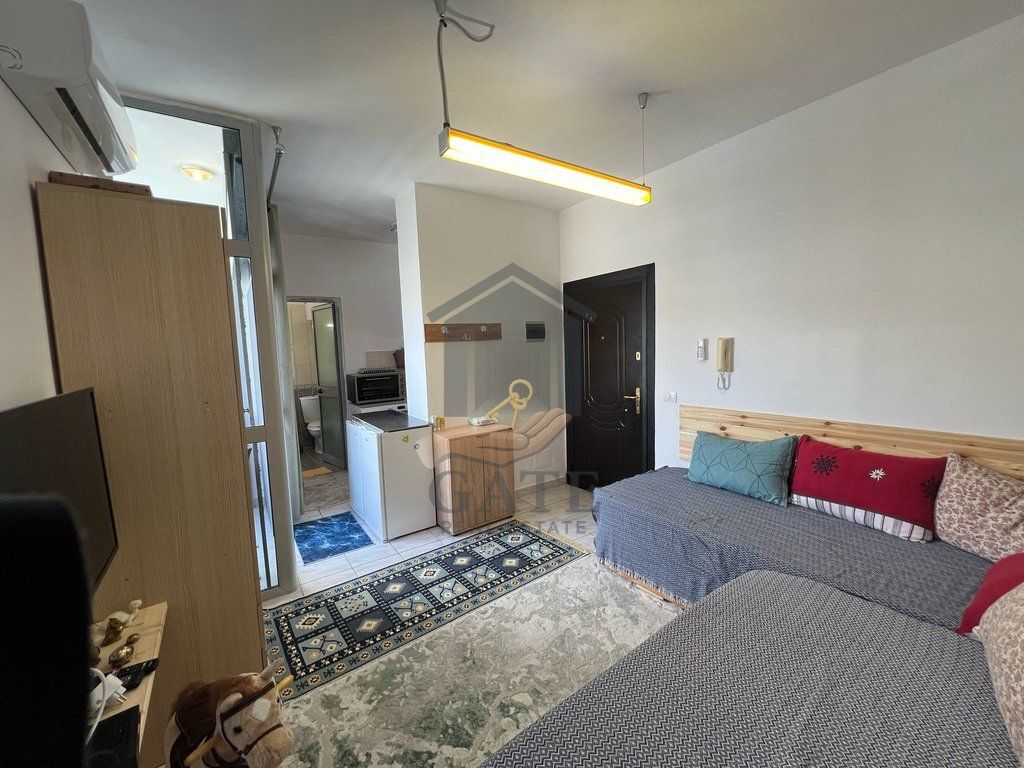 Shitet, Garzoniere në Shkëmbin e Kavajës pranë Hotel Majestic