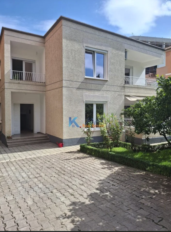 Villa fantastica in affitto in Via Elbasan (vicino al Parco del Lago Artificiale)
