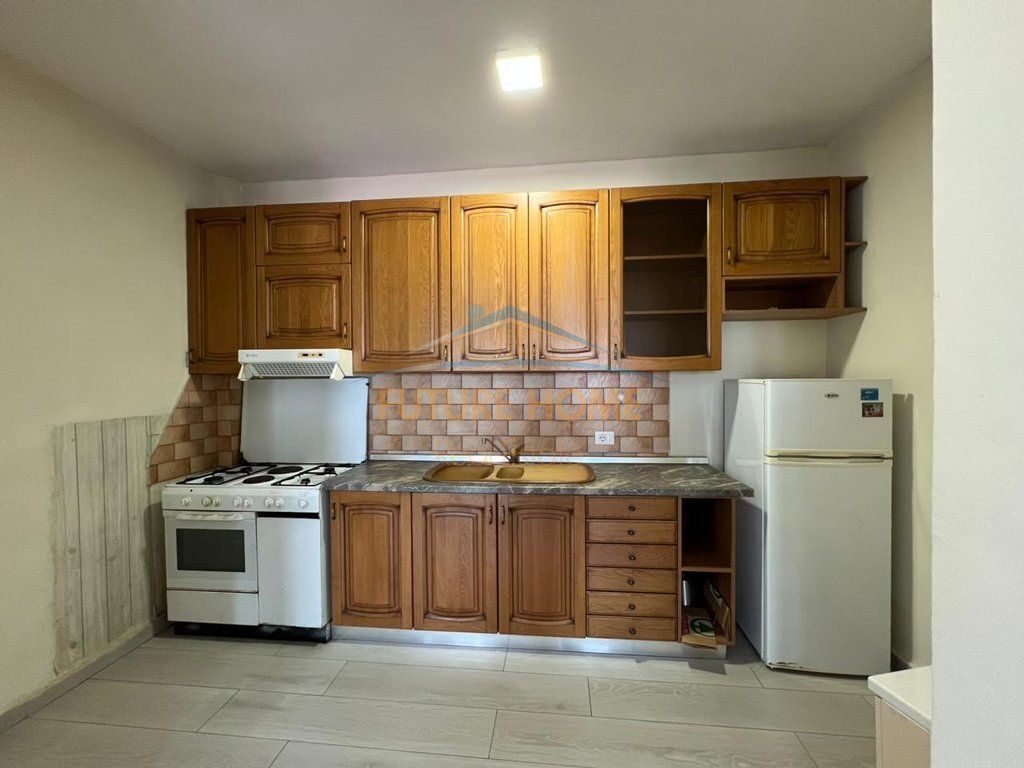 Shitet, Apartament 2+1, Rruga e Durrësit, Tiranë.