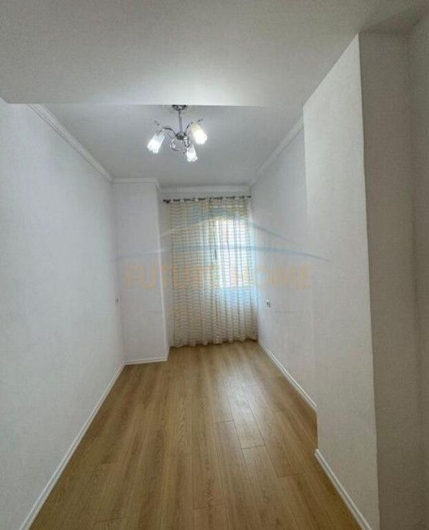 Shitet, Apartament 2+1, Fresku, Tirana.