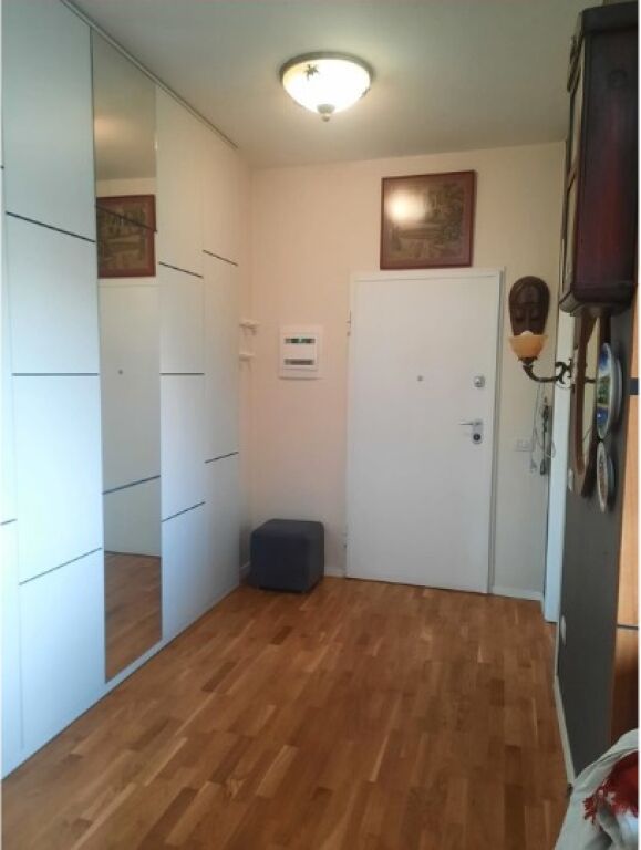 🏡 Appartamento 1+1 in Affitto – VIA DELLE BARRICATE – CENTRO, TIRANA! 700 €/Mese