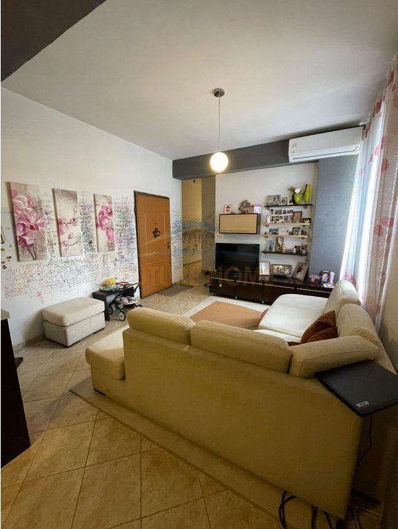 Shitet, Apartament 2+1 , Rruga e Kavajës,Tiranë