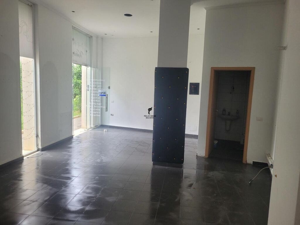 SHOP FOR RENT 44M2 FORMER PARK 50,000 LEKE FH-74809