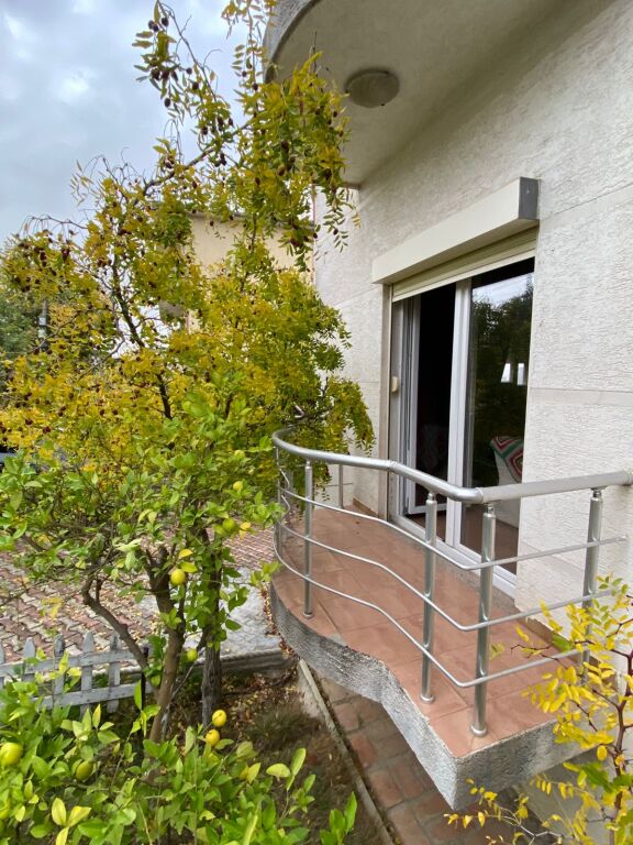 Villa for sale 4 floors with yard and veranda in Sauk