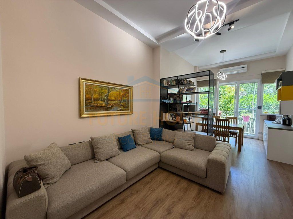 Shitet, Apartament 3+1+2, Fresk, Tiranë