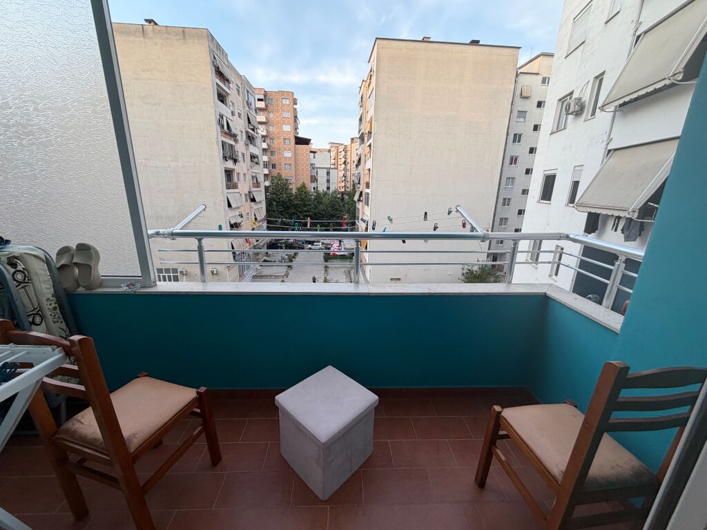 1+1, al bar dell'artista ad Astir, 400 mila leke