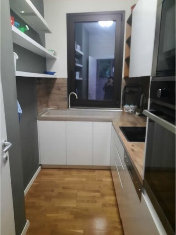 🏡 Appartamento 1+1 in Affitto – VIA DELLE BARRICATE – CENTRO, TIRANA! 700 €/Mese