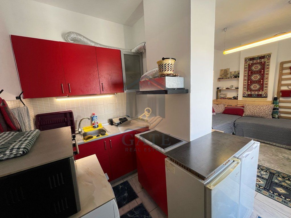 Shitet, Garzoniere në Shkëmbin e Kavajës pranë Hotel Majestic
