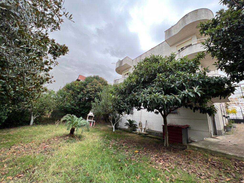 Villa for sale 4 floors with yard and veranda in Sauk