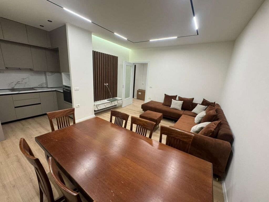 Shitet Apartament 3+1+2 tek Liqeni i Thate
