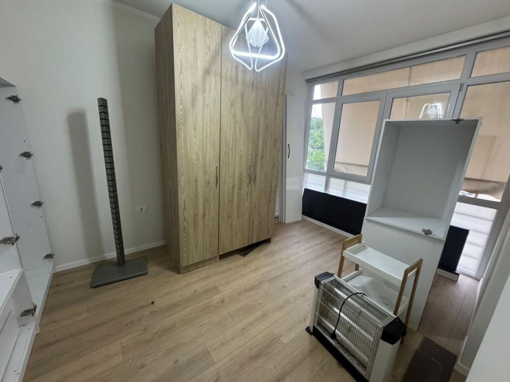 Shitet Apartament 3+1+2 tek Liqeni i Thate