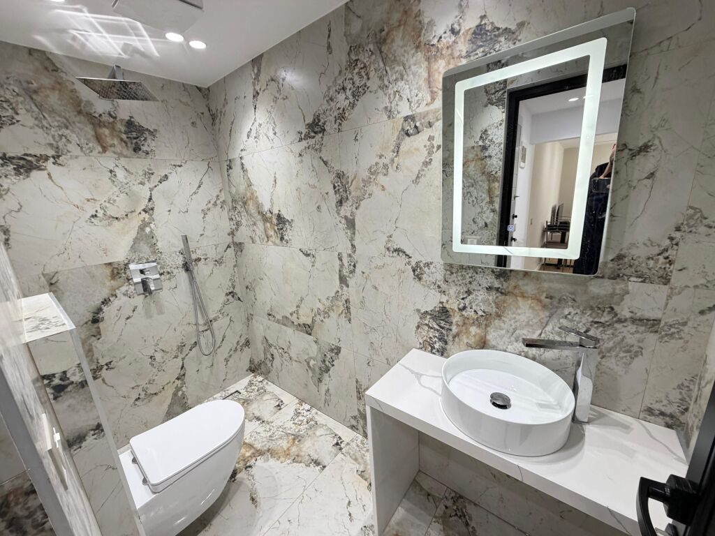 🏡 Super Appartamento 1+1 in Vendita  📍 Presso la Scuola di Balletto, di fronte al Ponte Tabakëve 🏢 3° piano, edificio esistente, senza ascensore 📐 Superficie: 40,5 m² interna 📄 Con atto di proprietà, possibilità di acquisto con credito ✨ Totalmente investito ✨ Ottima posizione, ideale per abitare o investimento  💶 Prezzo: 133.000 €