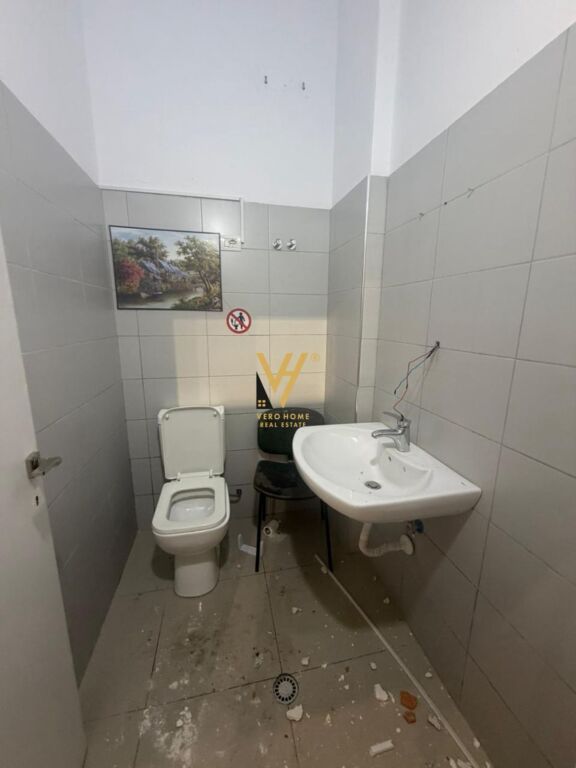 JEPET AMBIENT BIZNESI 50 M2 ME QERA TE KIKA 2, KOMUNA PARISIT 50.000 LEKE