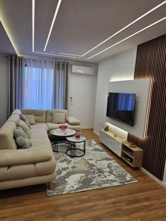 Shitet Apartament 2+1