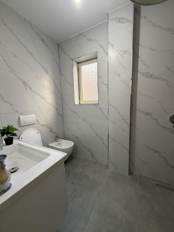 🏡 Appartamento 2+1+2 in affitto vicino al Tribunale di Durrës