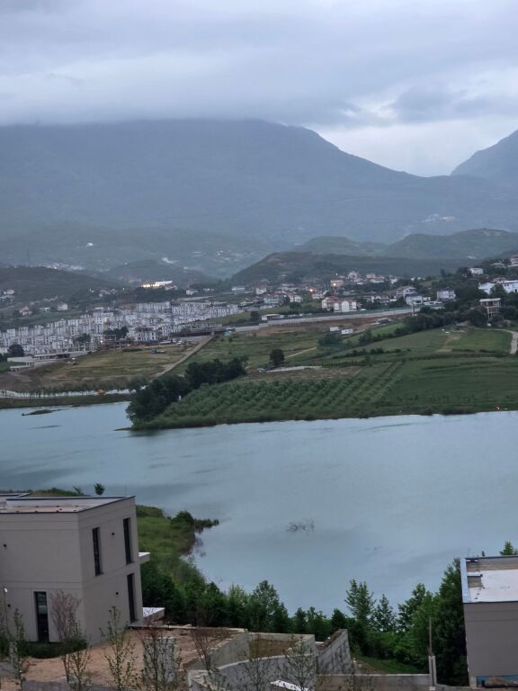 SHITET VILË ELITARE LAKE SHORE RESIDENCE 📍 Vija e Parë pranë Liqenit të Farkës, Tiranë