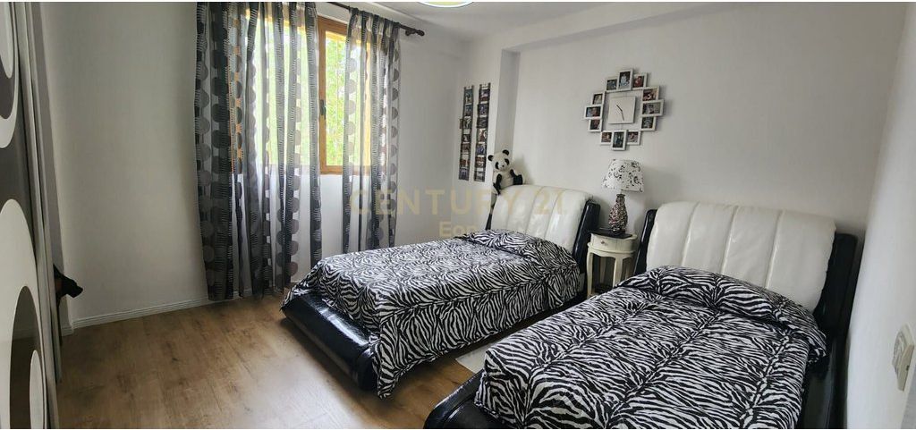 AFFITTASI APPARTAMENTO 2+1+2 CON VERANDA, QUARTIERE 17, DURRES !