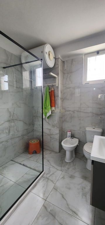 AFFITTASI APPARTAMENTO 2+1+2 CON VERANDA, QUARTIERE 17, DURRES !