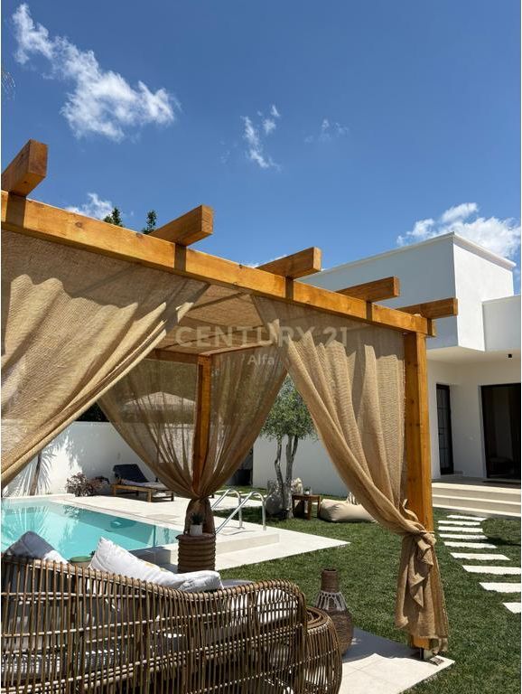 Villa Unica in Vendita a Paskuqan!