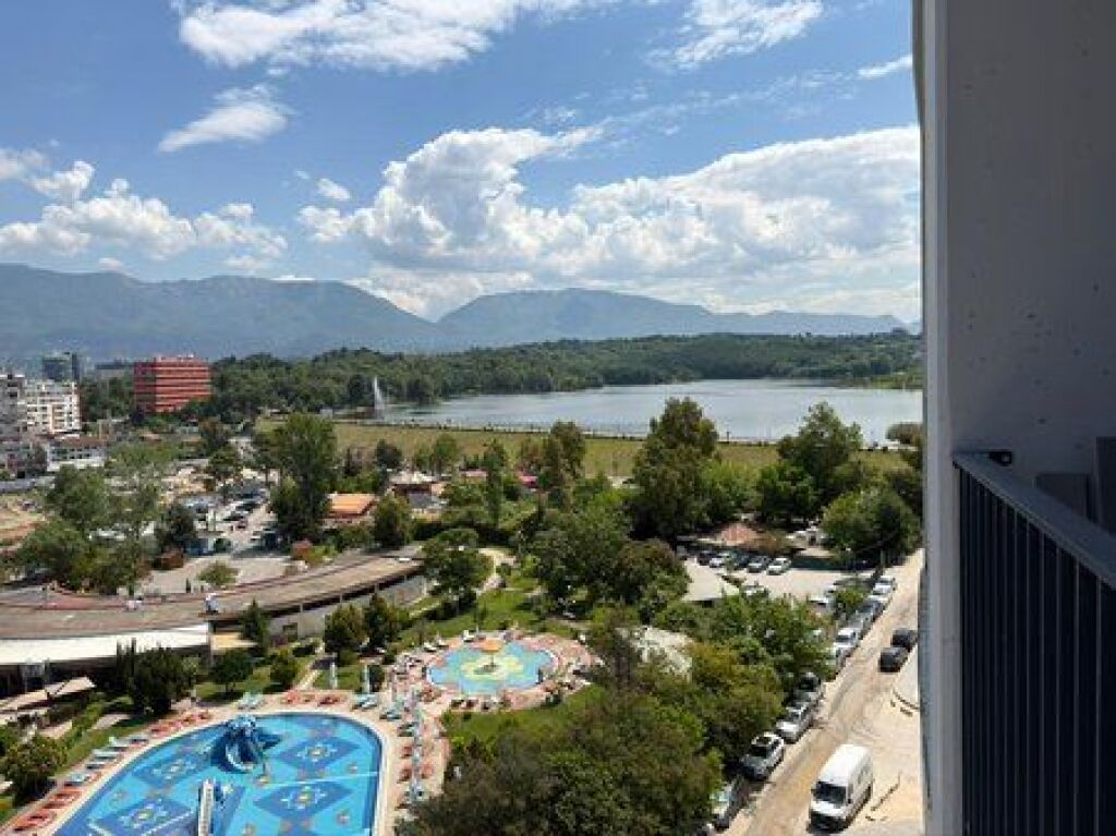 Shitet Apartament 2+1+2 te Rezidenca Lake View!